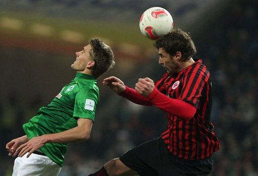 Frankfurt's Heiko Butscher (R) and Bremen's Nils Petersen jump for the ball
